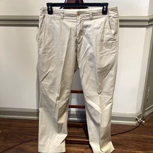 Men’s plain front J Crew 33/30 lightweight cotton khakis with front coin pocket.